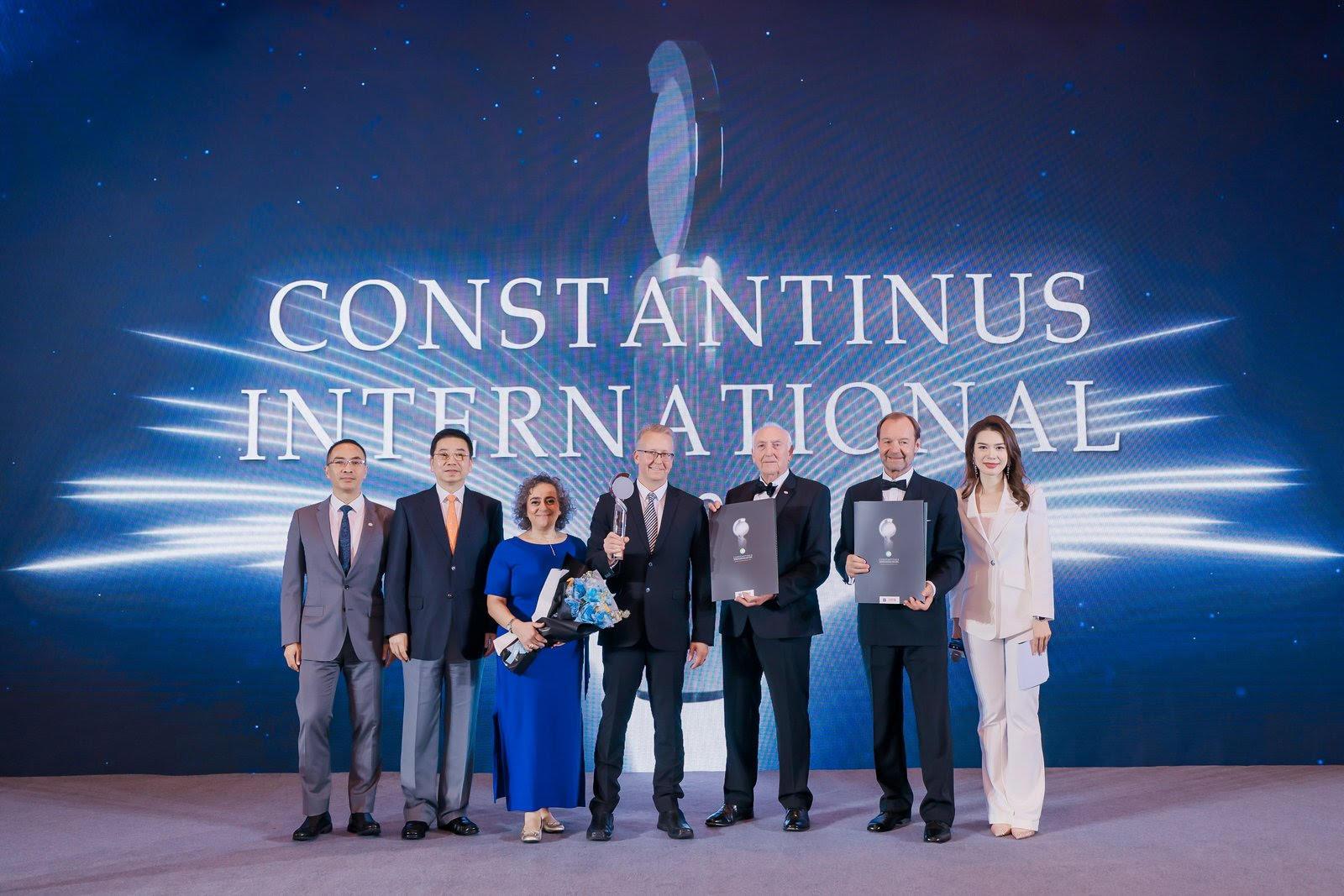 Top Award - Management Consulting Constantinus - Accepted by Wesley Paterson