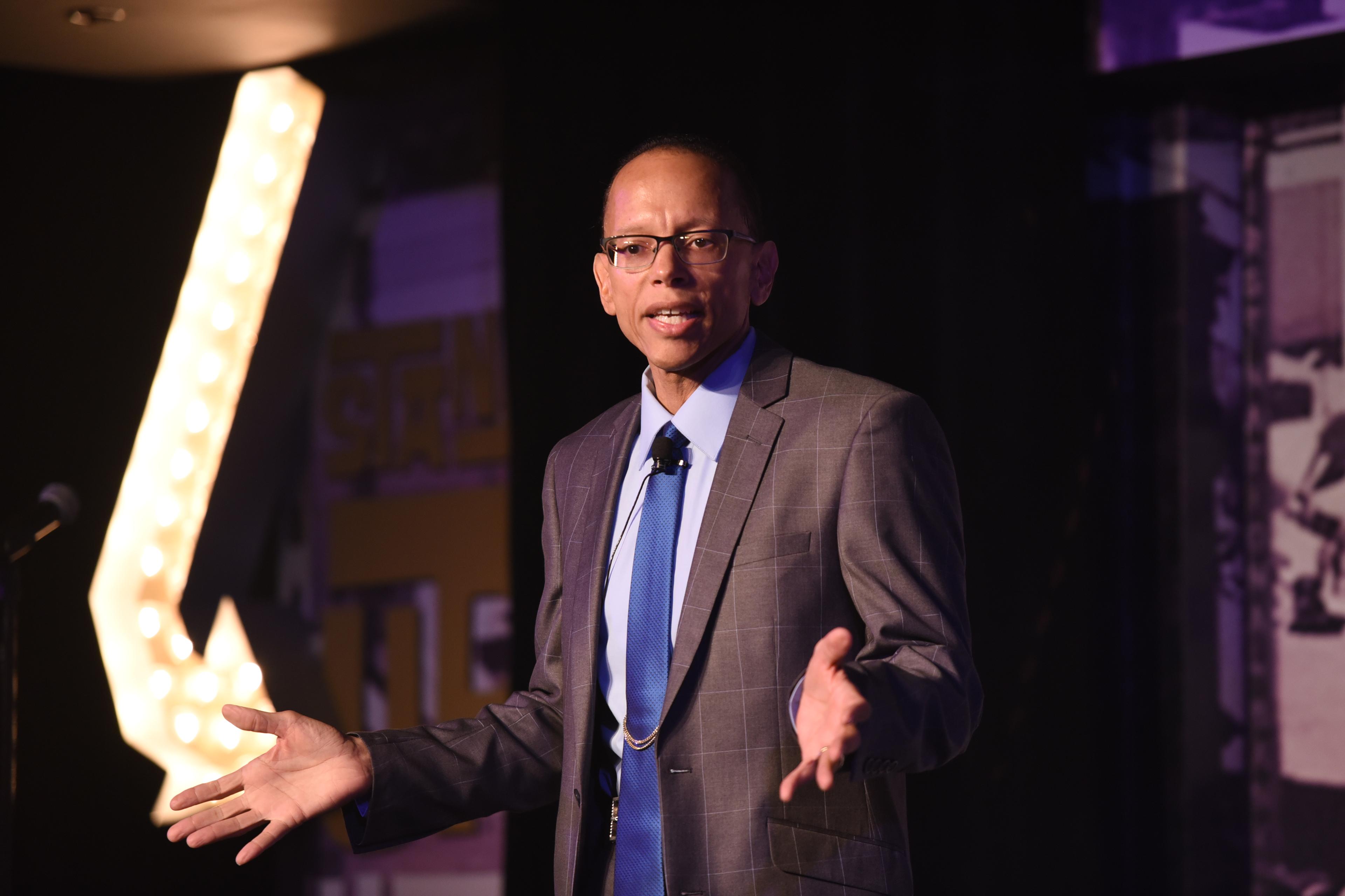 Dr. Holmes at the NSA-AZ/MPI-AZ Speakers Showcase